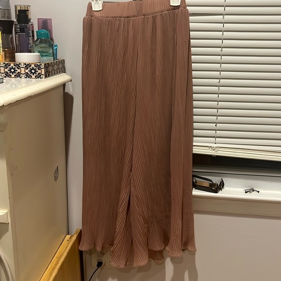 Ruffle Wide Leg cropped pant - Picture 2 of 3
